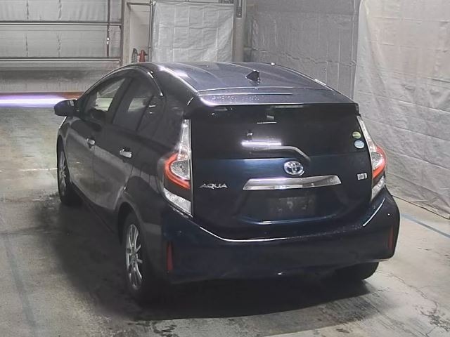 Toyota AQUA 2021 8237017-8
