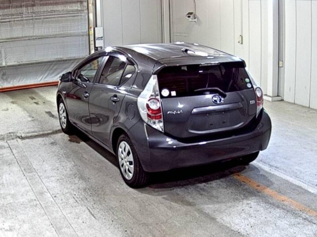 Toyota AQUA 2014 8237018-1