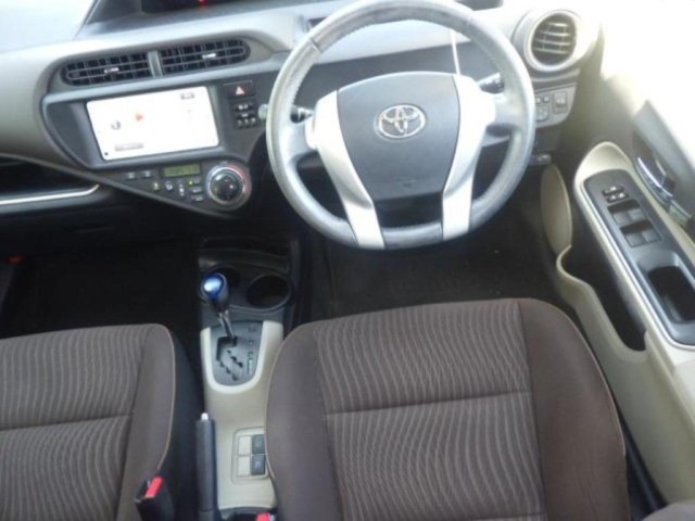 Toyota AQUA 2014 8237018-3