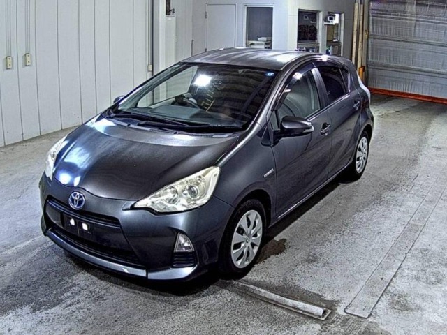 Toyota AQUA 2014 8237018-4
