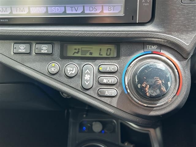 Toyota AQUA 2013 8237431-1