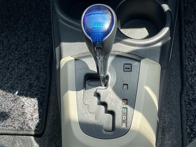 Toyota AQUA 2013 8237433-11