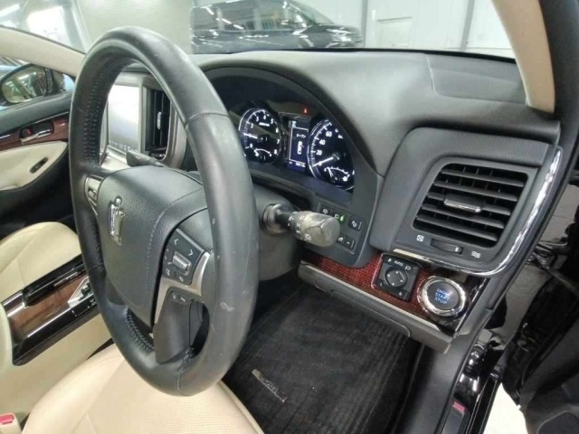 Toyota CROWN 2016 8243224-9