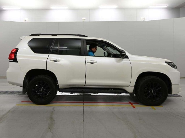 Toyota LAND CRUISER PRADO 2023 8247460-3
