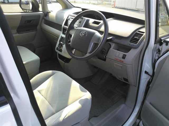 Toyota NOAH 2010 8239034-3