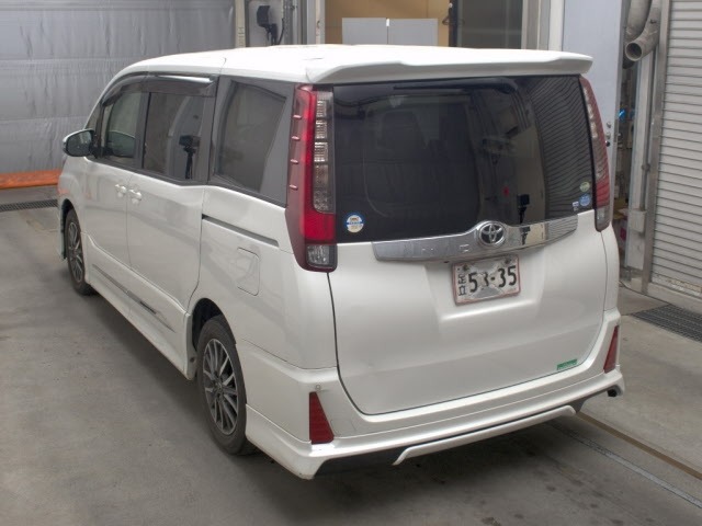 Toyota NOAH 2016 8239056-1