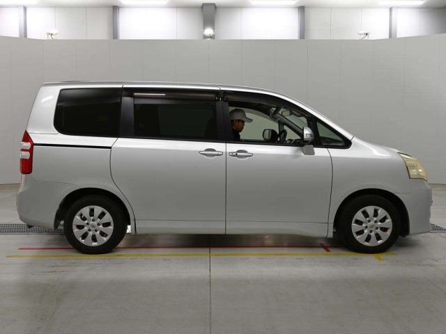 Toyota NOAH 2011 8239072-3