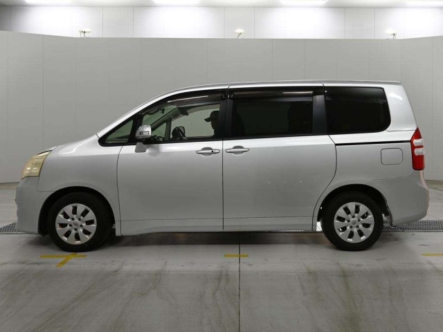 Toyota NOAH 2011 8239072-4