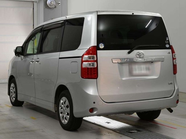 Toyota NOAH 2011 8239072-6