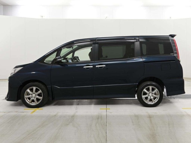 Toyota NOAH 2020 8239073-4