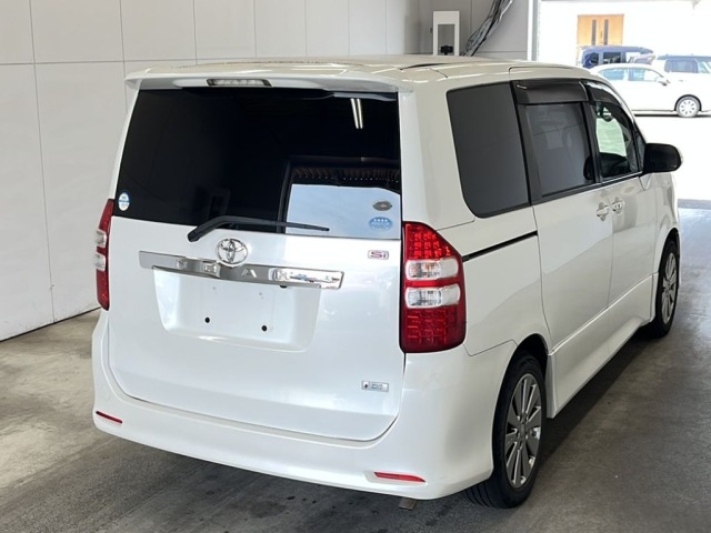 Toyota NOAH 2010 8239082-1