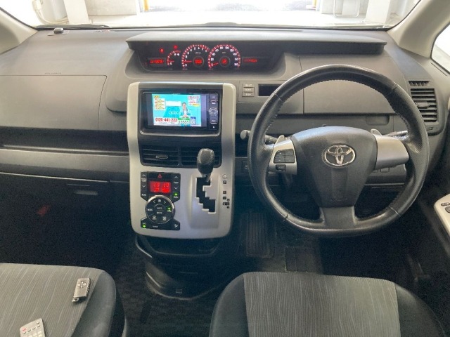 Toyota NOAH 2010 8239082-3