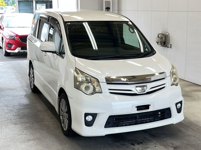 Toyota NOAH 2010 8239082-4
