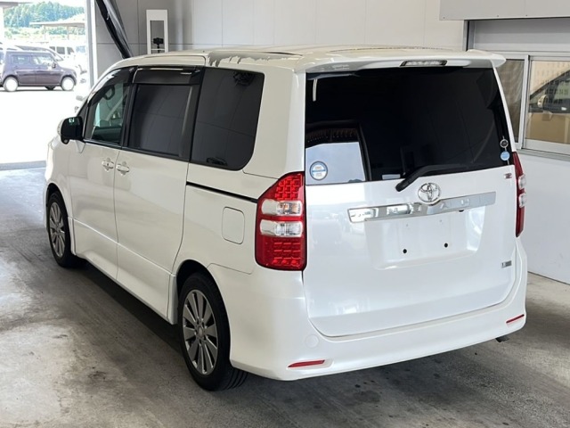 Toyota NOAH 2010 8239082-5