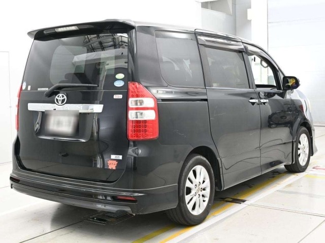 Toyota NOAH 2012 8239096-1