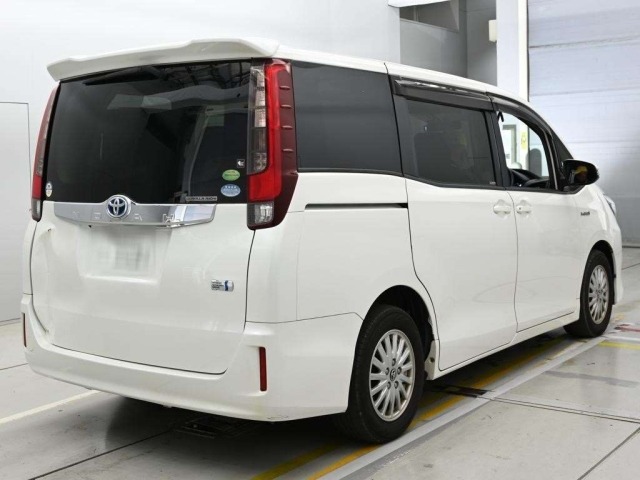 Toyota NOAH 2014 8239097-1