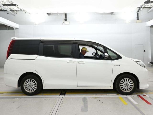 Toyota NOAH 2014 8239097-3
