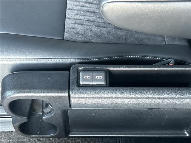 Toyota NOAH 2022 8239330-6
