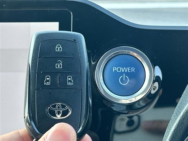 Toyota NOAH 2022 8239330-8