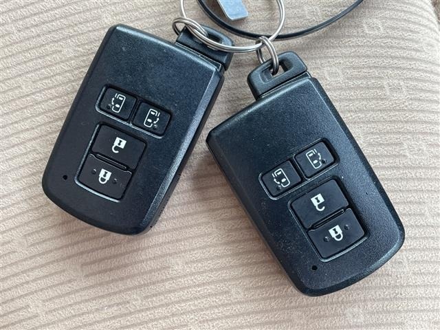 Toyota NOAH 2014 8239408-3