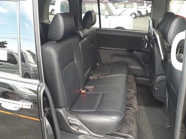 Toyota ISIS 2016 8248987-10