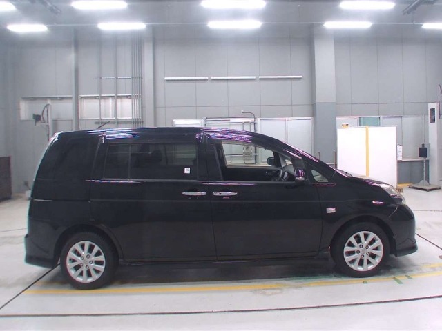 Toyota ISIS 2016 8248987-3
