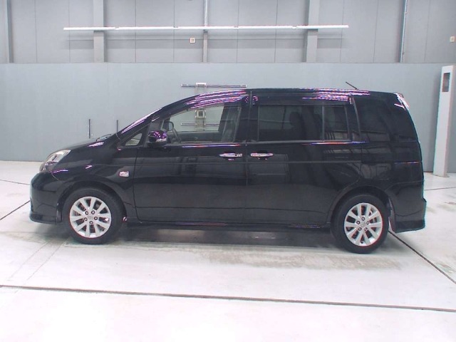 Toyota ISIS 2016 8248987-4