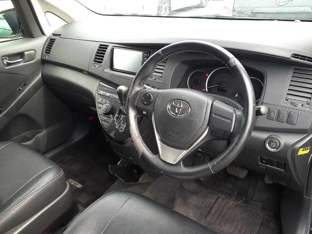 Toyota ISIS 2016 8248987-7