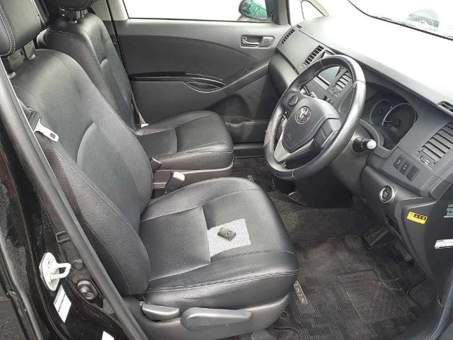 Toyota ISIS 2016 8248987-8