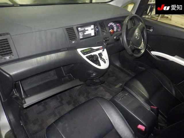 Toyota ISIS 2013 8248988-3