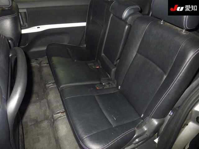Toyota ISIS 2013 8248988-4
