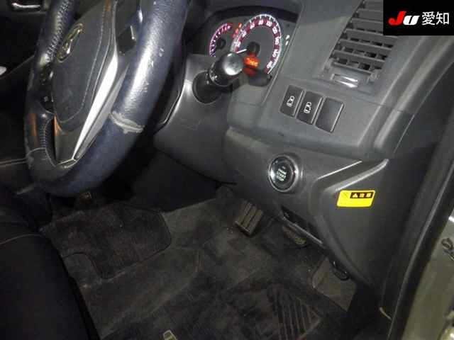 Toyota ISIS 2013 8248988-5