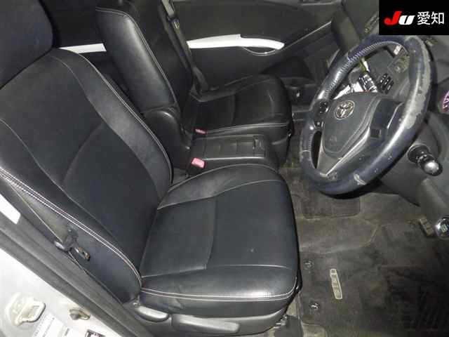 Toyota ISIS 2013 8248988-6