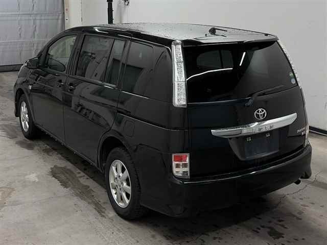 Toyota ISIS 2017 8248989-1