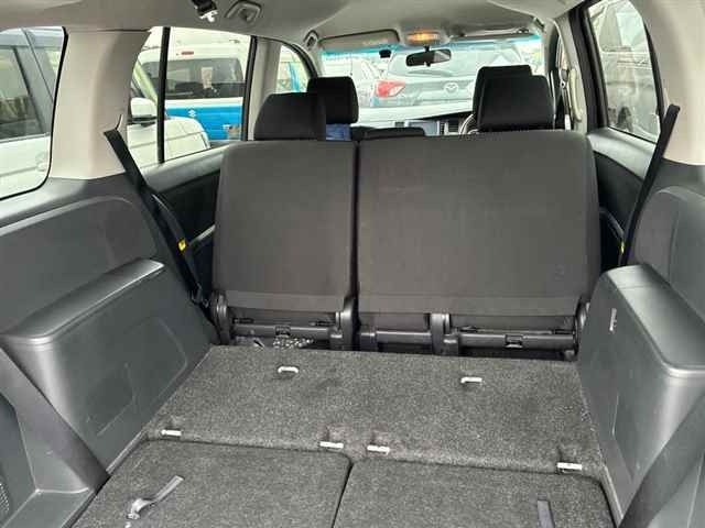 Toyota ISIS 2017 8248989-10