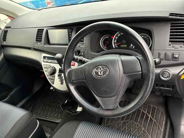 Toyota ISIS 2017 8248989-3