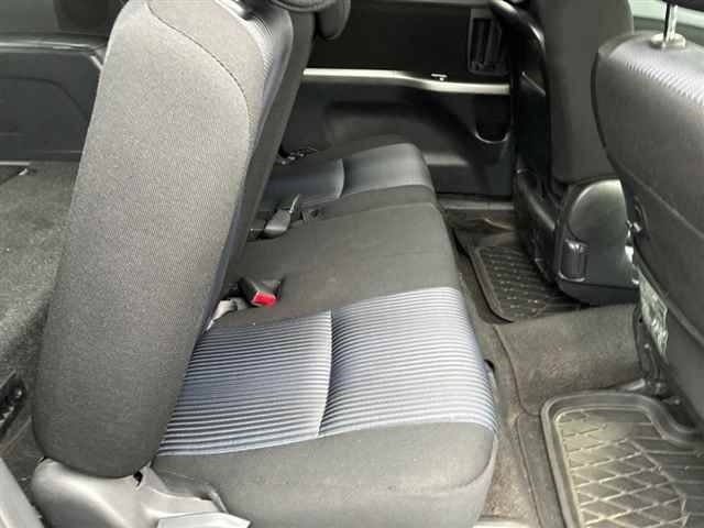 Toyota ISIS 2017 8248989-8