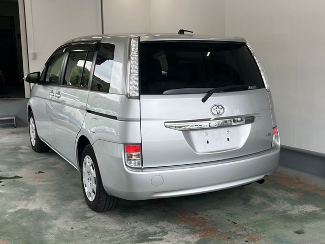 Toyota ISIS 2017 8248993-1