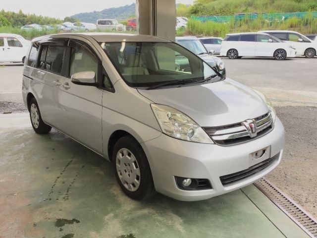 Toyota ISIS 2017 8248993-3