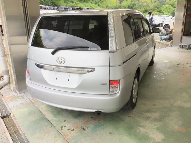 Toyota ISIS 2017 8248993-4