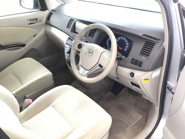 Toyota ISIS 2017 8248993-5