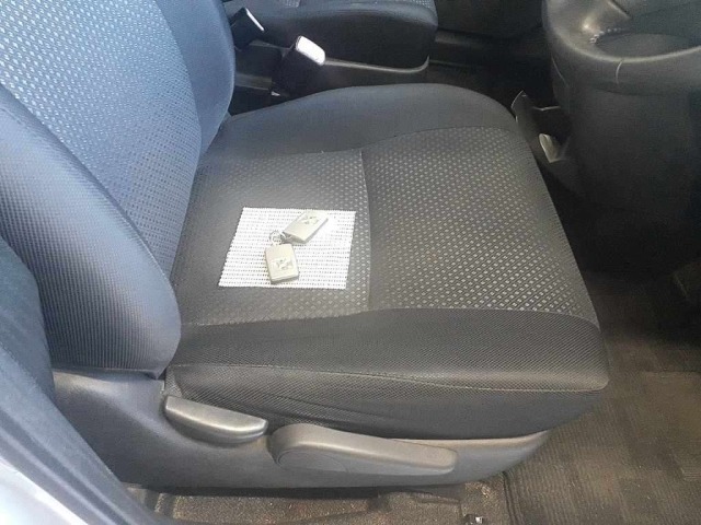 Toyota ISIS 2010 8248995-10