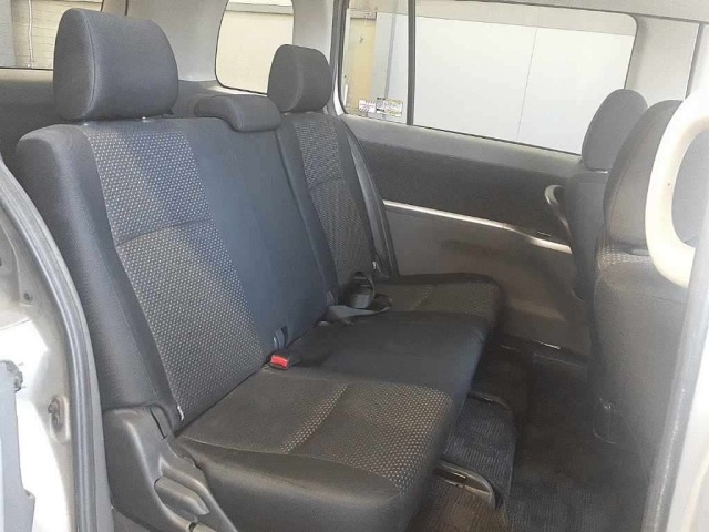 Toyota ISIS 2010 8248995-11