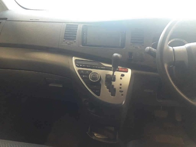 Toyota ISIS 2010 8248995-12