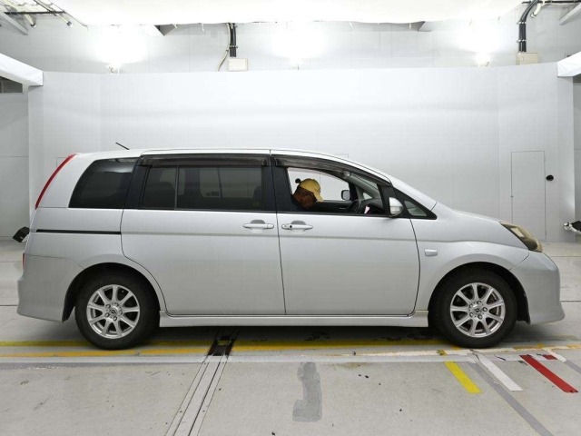 Toyota ISIS 2010 8248995-3