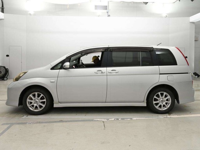 Toyota ISIS 2010 8248995-4