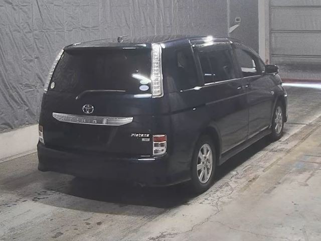Toyota ISIS 2013 8248996-1
