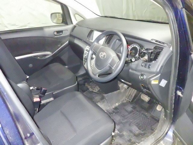 Toyota ISIS 2013 8248996-3