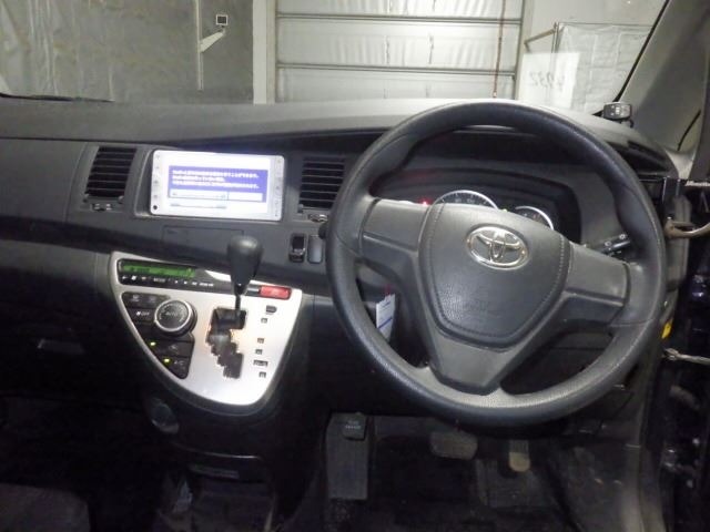 Toyota ISIS 2013 8248996-4