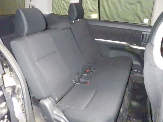 Toyota ISIS 2013 8248996-5